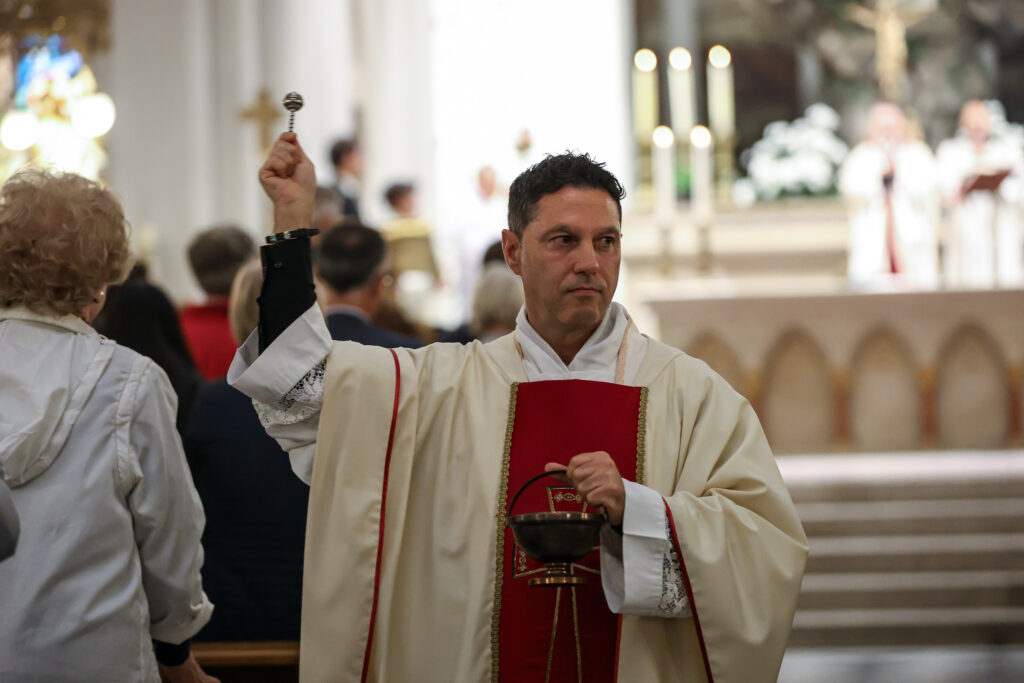 L’ingresso di don Daniele Scorrano parroco di N.S. della Provvidenza e di Sion