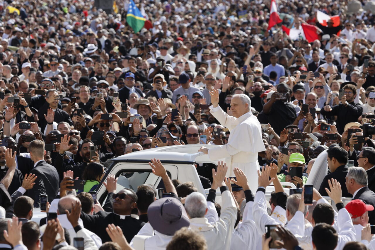 Insediamento di papa Leone XIV, l'arrivo sulla papamobile Insediamento di papa Leone XIV, l'arrivo sulla papamobile