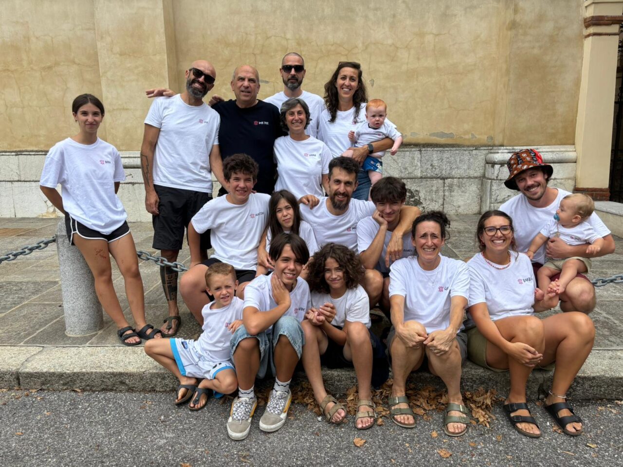 Le famiglie con don Pierluigi Codazzi il giorno della partenza Le famiglie con don Pierluigi Codazzi il giorno della partenza
