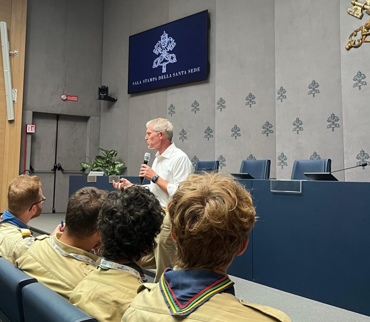 Scout-Fse-in-Sala-Stampa-Vaticana-scaled-e1754471373754-1280x1115.jpg