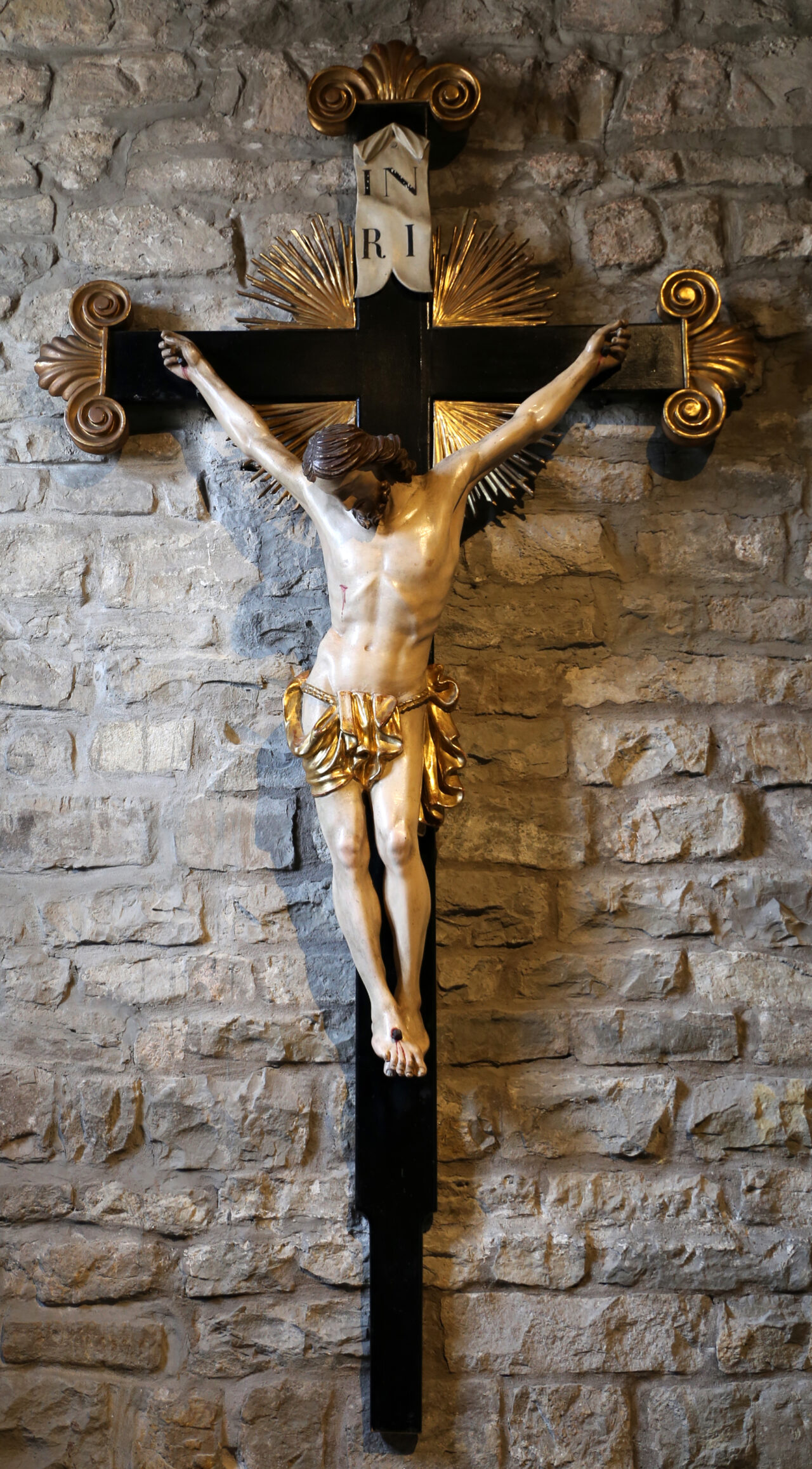 Trieste_cattedrale_di_san_giusto_interno_crocifisso-1280x2315.jpg