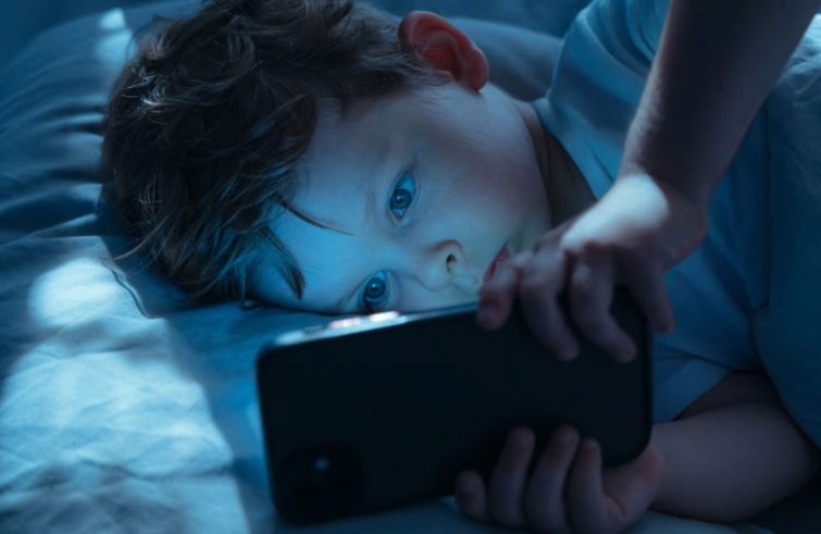 Bambino-guarda-il-telefono-1-755x491-1.jpeg