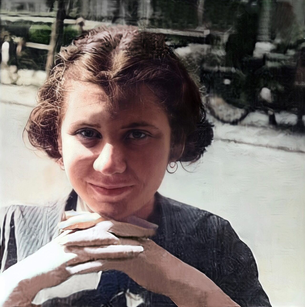 Etty_Hillesum_color_52029061098-1280x1285.jpg