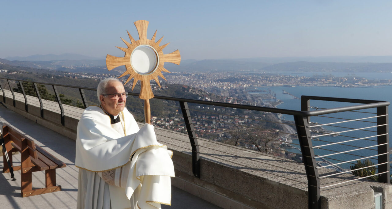 Monte Grisa, Vescovo Crepaldi benedice la Città, Emergenza Coronavirus