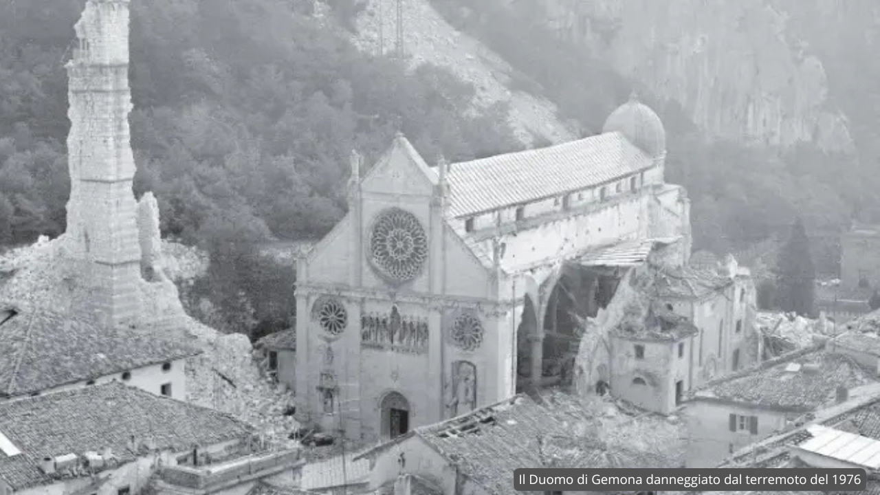 Il-Duomo-di-Gemona-danneggiato-dal-terremoto-del-1976.png