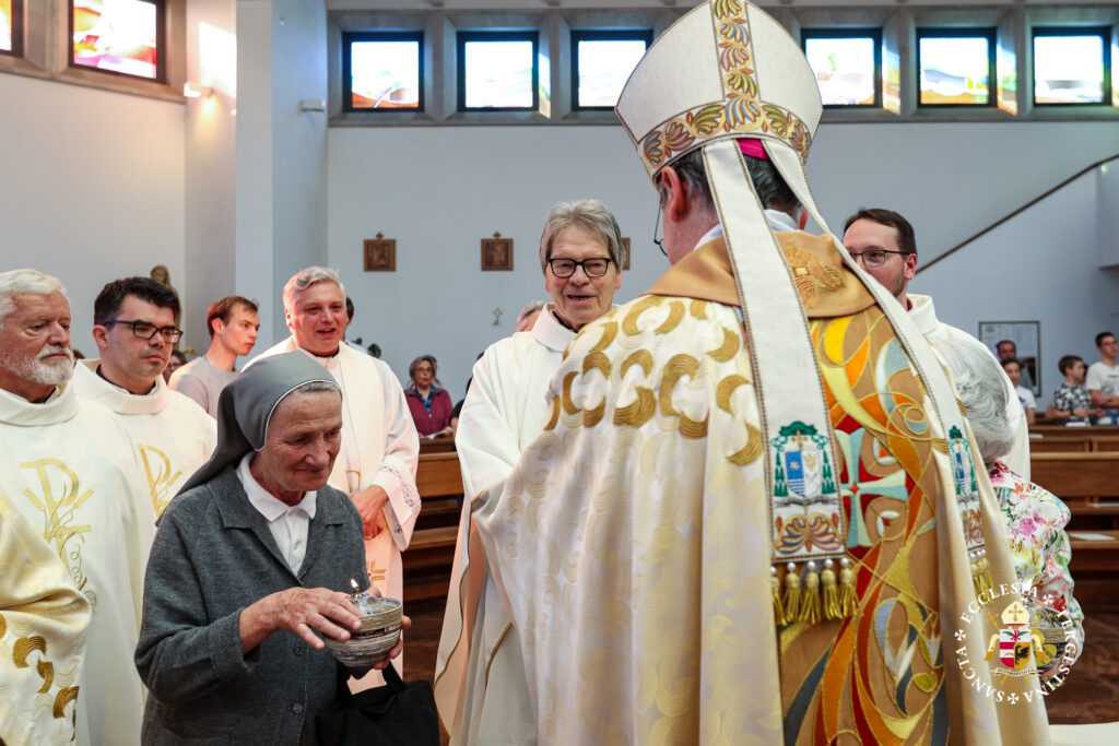 La gioia del servizio alla gente e alla Chiesa La gioia del servizio alla gente e alla Chiesa