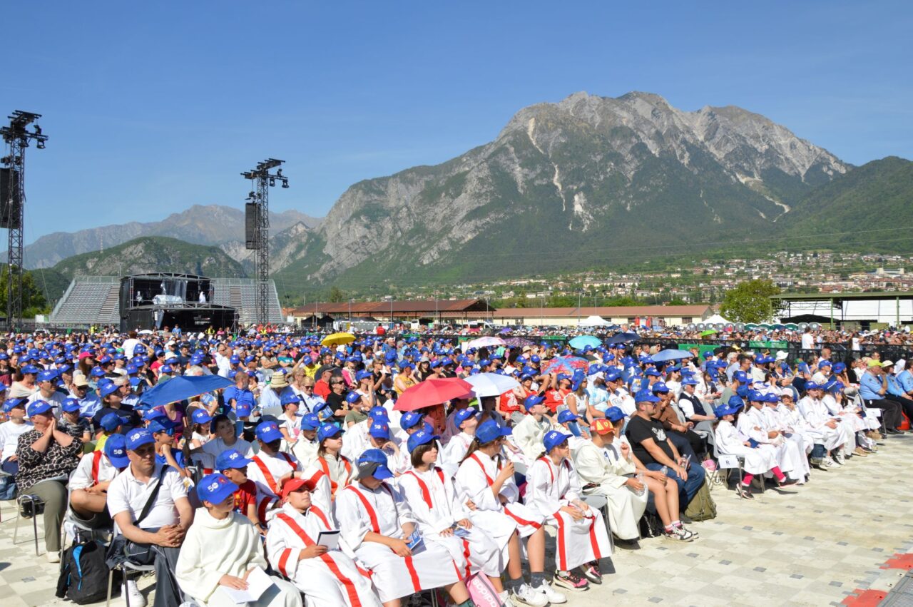 Messe - 50° Terremoto Friuli. Gemona. Folla,