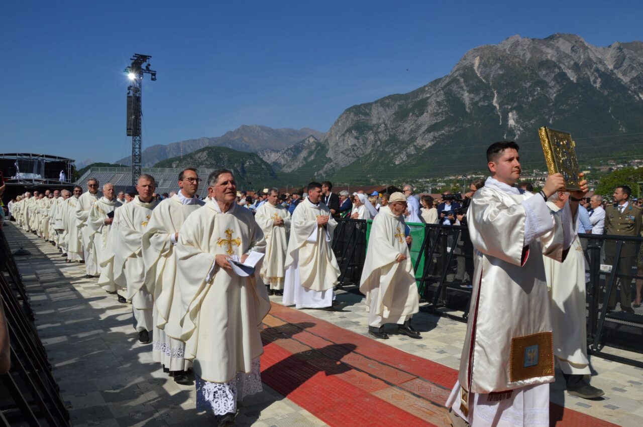 Messe - 50° Terremoto Friuli. Gemona. Processione.