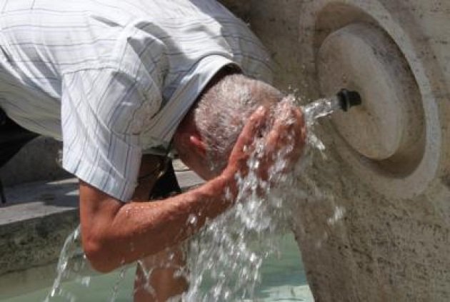 Caldo e anziani: quattro segnali da non sottovalutare Caldo e anziani: quattro segnali da non sottovalutare